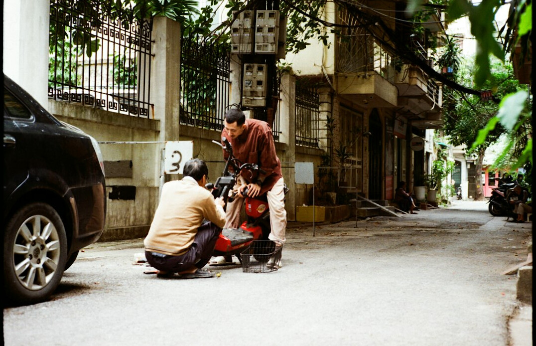 photographer interviewing local